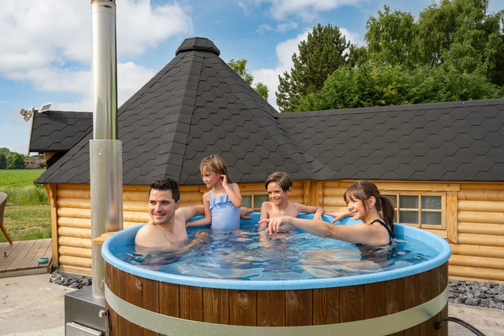 Famille bain nordique heureux